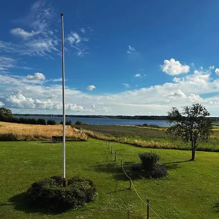 6 Person In Praesto-by Traum *